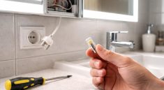 découvrez comment changer une led de miroir de salle de bain en évitant les erreurs courantes pour un éclairage optimal et durable.