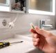 découvrez comment changer une led de miroir de salle de bain en évitant les erreurs courantes pour un éclairage optimal et durable.