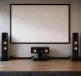 découvrez comment intégrer facilement des enceintes et des câbles autour de votre écran de projection pour une expérience audio-visuelle optimale.