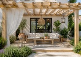 découvrez des idées déco pour aménager un espace cosy et fonctionnel sous une pergola en bois adossée, alliant charme naturel et confort.