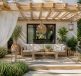 découvrez des idées déco pour aménager un espace cosy et fonctionnel sous une pergola en bois adossée, alliant charme naturel et confort.