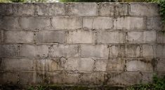 découvrez si un mur en parpaing peut rester sans enduit, les risques associés et les conséquences sur la durabilité et l'esthétique de la construction.