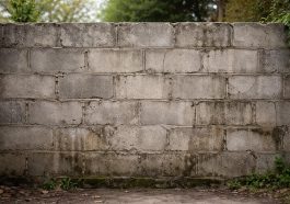 découvrez si un mur en parpaing peut rester sans enduit, les risques associés et les conséquences sur la durabilité et l'esthétique de la construction.
