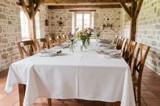 Nappe anti-tache infroissable blanche sur grande table de salle à manger familiale sans pli ni auréole